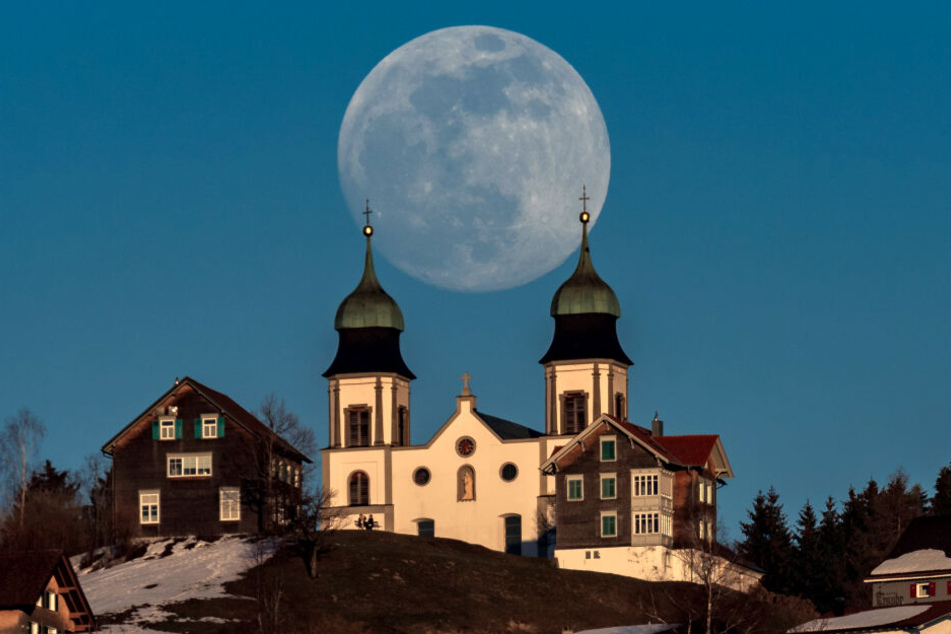 Vollmond über der Basilika Maria Bildstein. Der Erdtrabant kommt der Erde so nahe wie bis 2026 nicht mehr und erscheint etwa 30 Prozent heller als bei einem Vollmond in Erdferne.