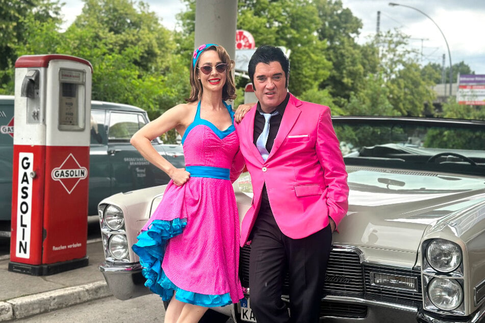 Musiker, Entertainer und vor allem Elvis-Double Grahame Patrick Doyle mit seiner Frau an der Oldtimer-Tankstelle Brandshof in Hamburg.