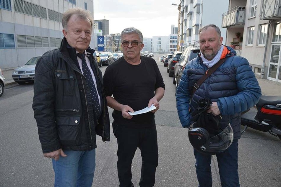 Protest gegen zugestellte Parkplätze in der Sonnenstraße: Curt Friedrich (70, v.l.), Jens Morgenstern (57) und Lutz Gläser (54).