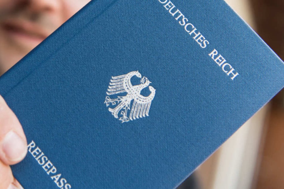 Wegen des Verdachts der Urkundenfälschung wurden die Durchsuchungen bei den Reichsbürgern durchgeführt. (Symbolbild)