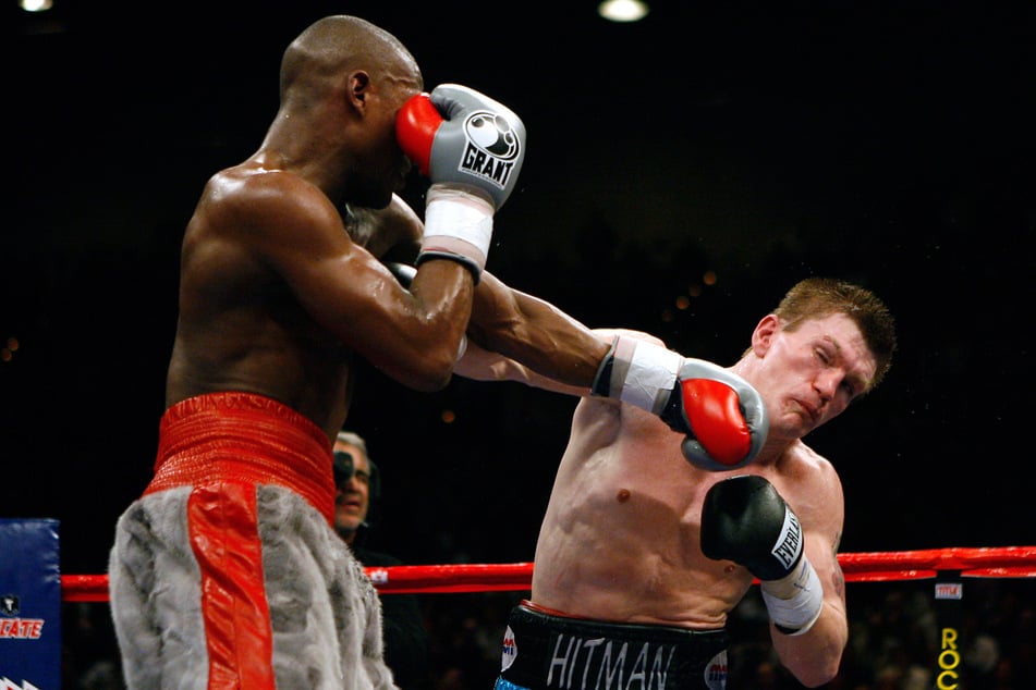 2007, Las Vegas: Ricky Hatton (derecha) y Floyd Mayweather (48) durante la pelea.