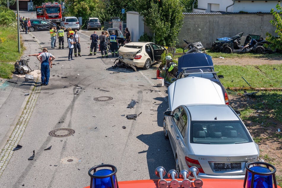 Die Weingartenstraße im unterfränkischen Eltmann glich nach der unerlaubten Auto-Spritztour eines 14-jährigen Jungen einem regelrechten Trümmerfeld.