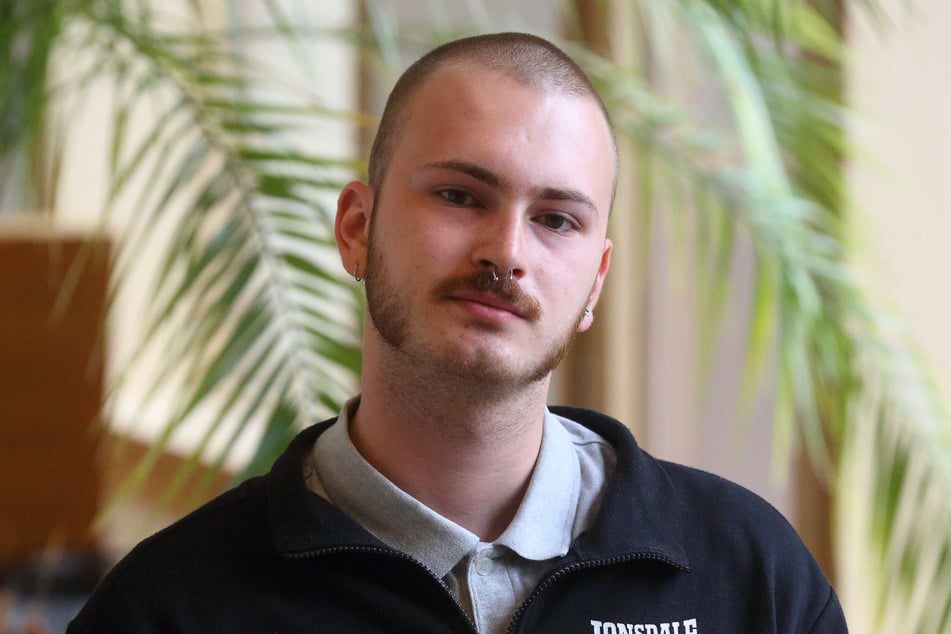 Piraten-Politiker Tigo Stolzenberger (21) hatte die Hand des Pegida-Vizechefs im Gesicht.