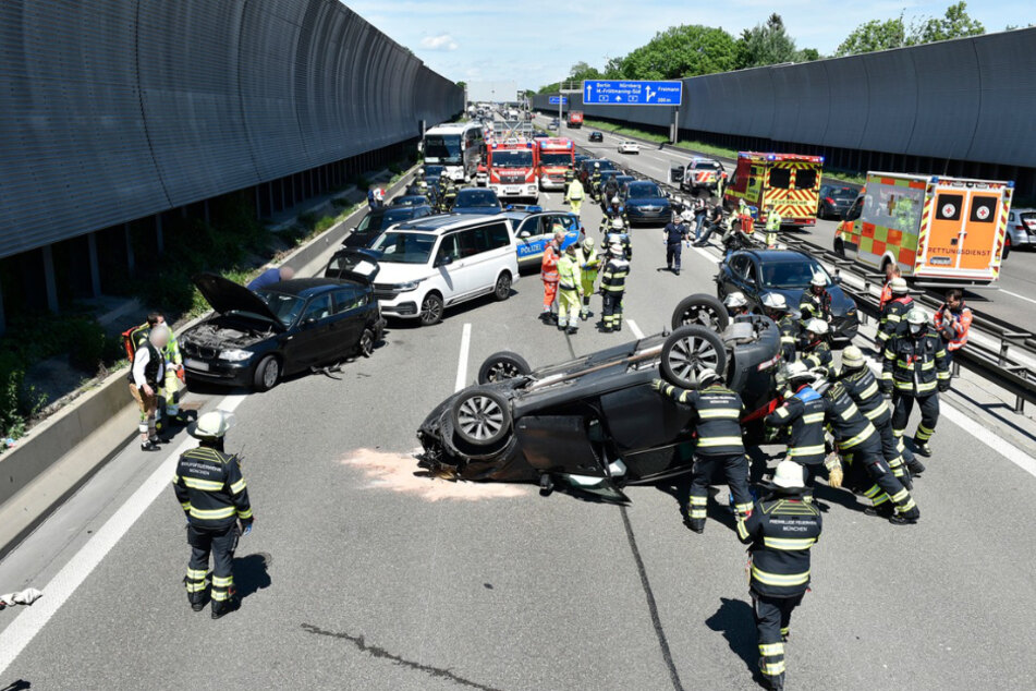Unfall A9: Unfall auf A9 bei München: Kia kracht in Pannen-BMW und überschlägt sich