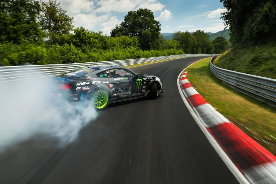 Die Kurven driftete der Rennfahrer komplett.