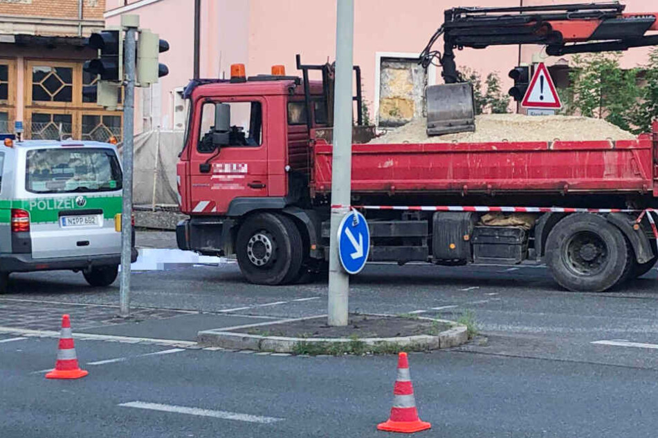Eine Radfahrerin wurde in Nürnberg von einem Lastwagen erfasst und tödlich verletzt.
