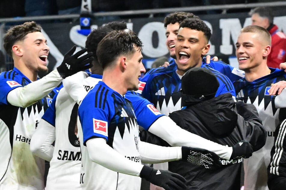 Da sah es kurz nach der großen Überraschung aus: Die HSV-Profis jubeln über den Führungstreffer gegen den FC Bayern.