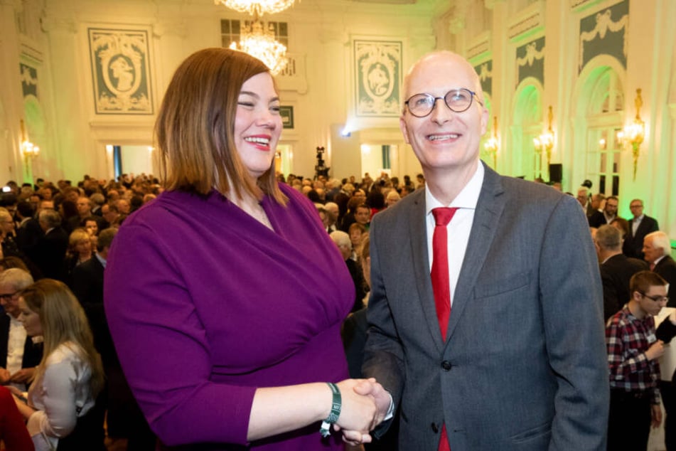 Tauschen sie bald die Ämter? Peter Tschentscher (rechts), Erster Bürgermeister in Hamburg, und Katharina Fegebank, Zweite Bürgermeisterin, schütteln sich die Hände.