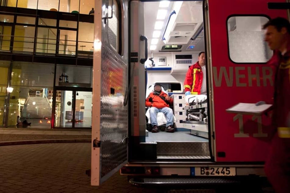 Der verletzte Mann musste zur stationären Behandlung ins Krankenhaus gebracht werden (Symbolbild.