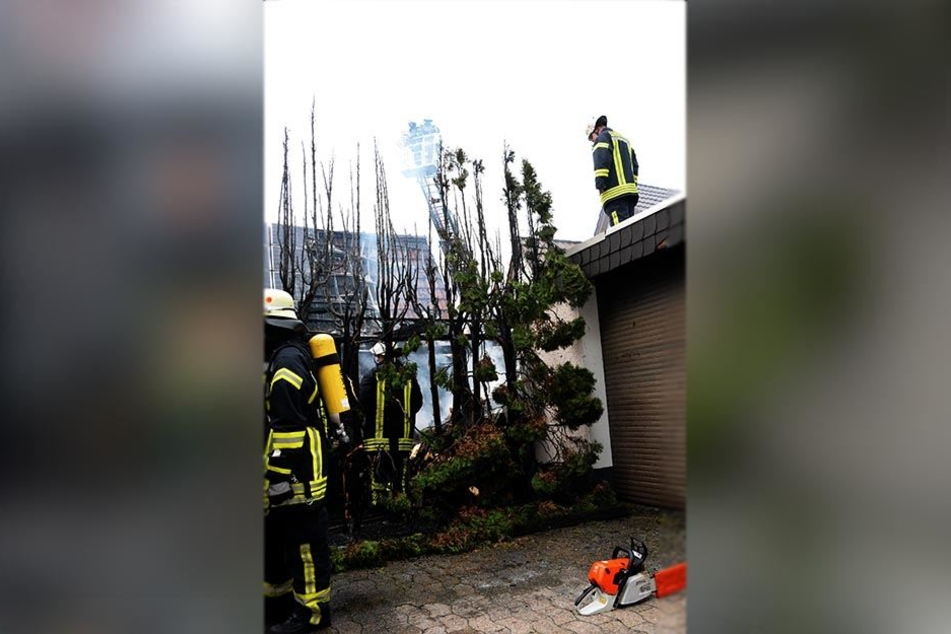 Die Feuerwehr konnte verhindern, dass das Feuer auf angrenzende Gebäude übergreifen konnte.