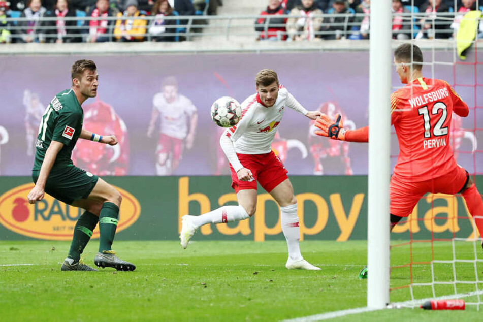 Robin Knoche (l.) guckt in die Röhre, Timo Werner köpft aus spitzem Winkel an Pavao Pervan vorbei zum 2:0 ins Tor.