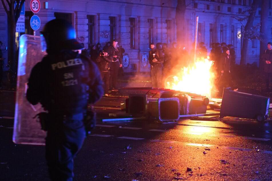 Seit Tagen laufen in Leipzig Aktionen, um gegen Wohnraumspekulation, Leerstand und steigende Mieten zu protestieren. Am Abend zündeten Demonstranten eine Barrikade an.