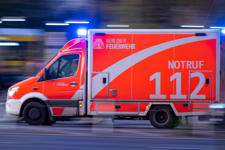 Alarmierte Rettungskräfte brachten den verletzten Motorradfahrer (39) in ein Krankenhaus. (Symbolbild)