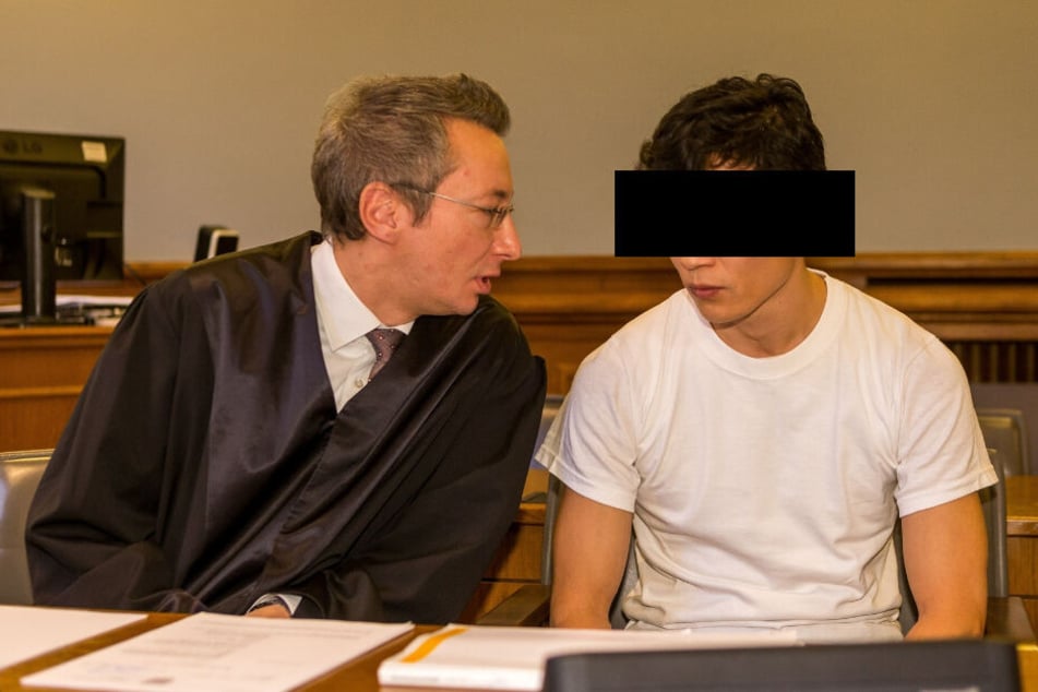 Hofft auf eine Begnadigungs-Chance nach 15 Jahren Haft: Stückelmörder Dovchin D. (39), hier mit seinem Anwalt Stefan Wirth, auf der Anklagebank.