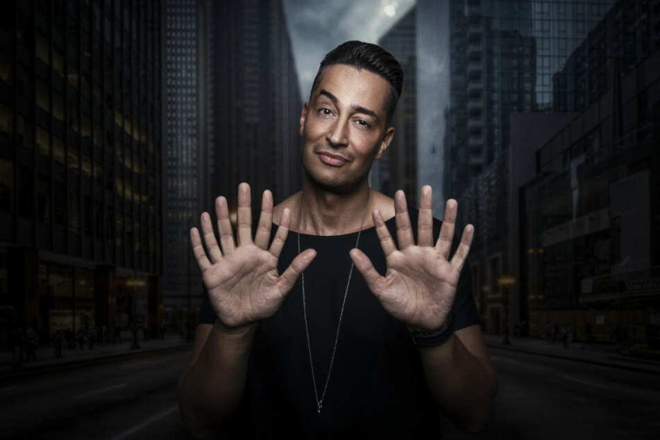 Illusionist Farid verzaubert seine prominenten Gäste und die Lauscher am Fernseher.
