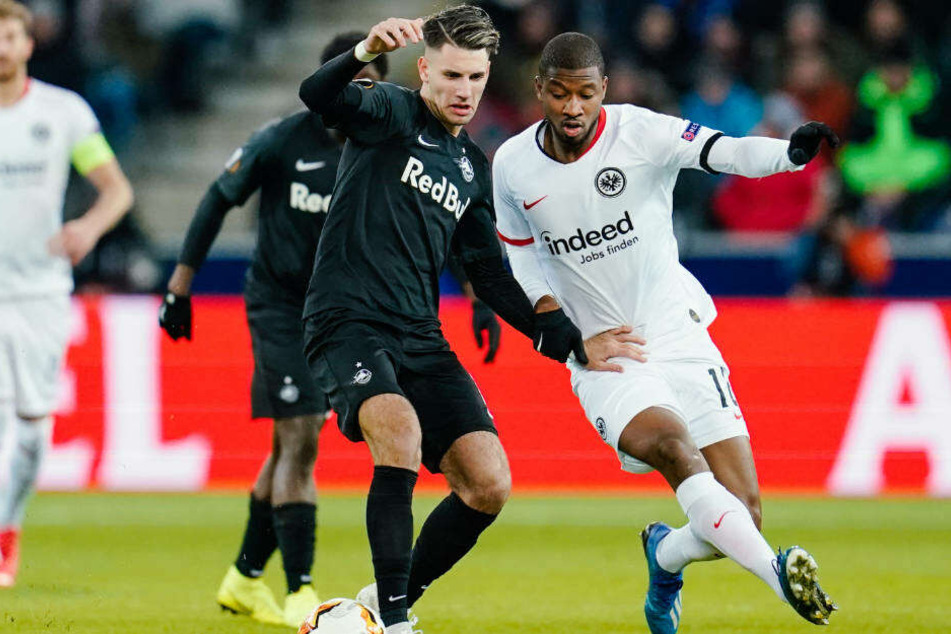 Salzburgs Dominik Szoboszlai (l) und Frankfurts Almamy Toure kämpfen um den Ball.