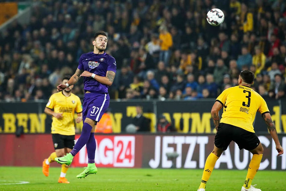 Pascal Testroet (Nummer 37) steigt im Hinspiel in Dresden zum Kopfball hoch. Ein Treffer blieb ihm bei seiner Rückkehr an die alte Wirkungsstätte verwehrt - dafür war er gegen andere Mannschaften schon 13 Mal in dieser Saison erfolgreich.