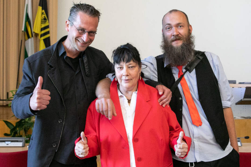 Manuela Graul mit Martin Schulte-Wissermann (l, Piraten) und Max Aschenbach (Die PARTEI).