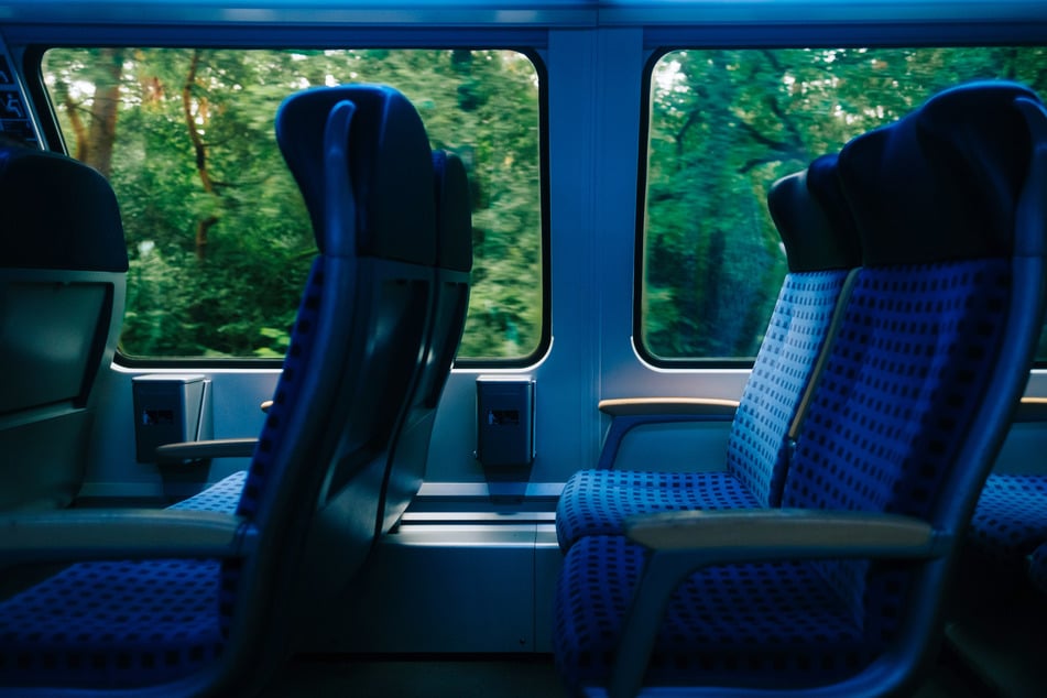 Mann starrt junge Frau in S-Bahn an - Dann wird's richtig widerlich