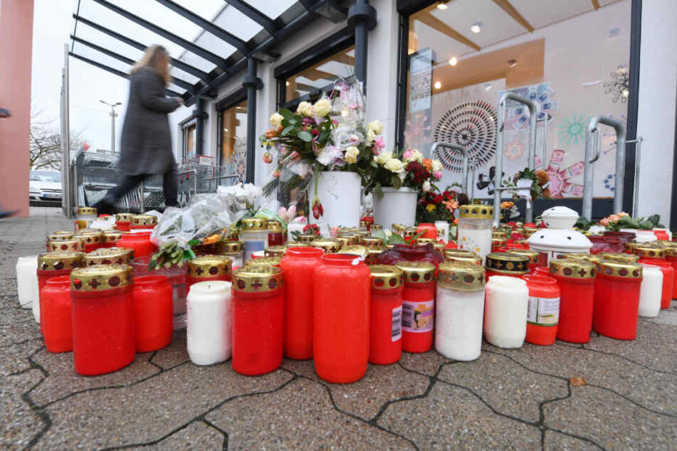Nach der tödlichen Attacke auf die Jugendliche hatten Menschen Kerzen und Blumen vor dem Drogeriemarkt aufgestellt. (Archivbild)