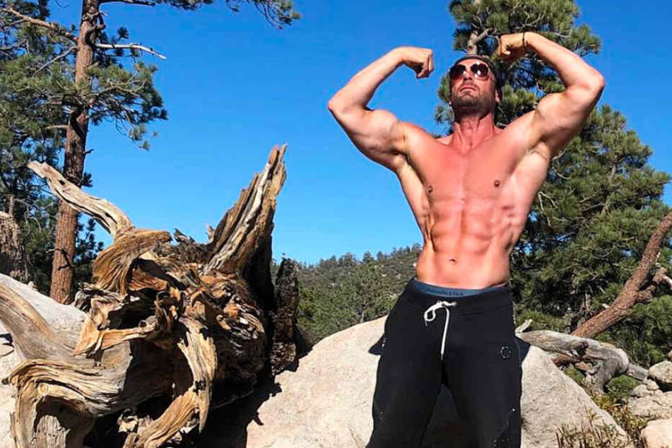 Dieser Instagram-Screenshot zeigt Bastian Yotta in triumphierender Pose.