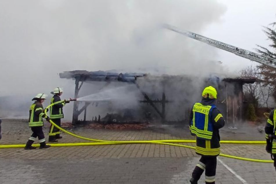 Der Carport wurde durch die Flammen vollständig zerstört.