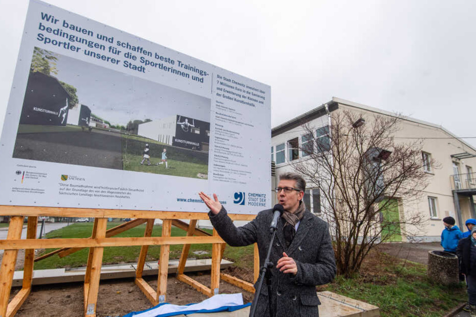 In der Großen Kunstturnhalle trainieren die Männer. Sie wird auf knapp 3500 Quadratmeter erweitert. Kulturbürgermeister Ralph Burghart (48, CDU) präsentierte am Donnerstag das Vorhaben.