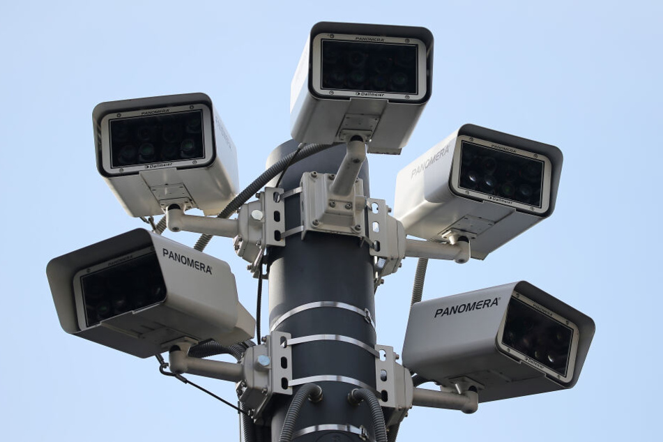 Videokameras stehen am Roncalliplatz in Köln.