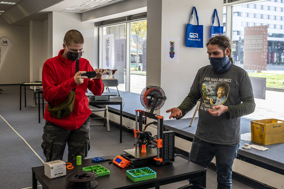 Georg Schultheiß (32) vom FabLab Chemnitz erklärt Schüler Jakub Senkowski (15), das 3D-Druck-Verfahren.