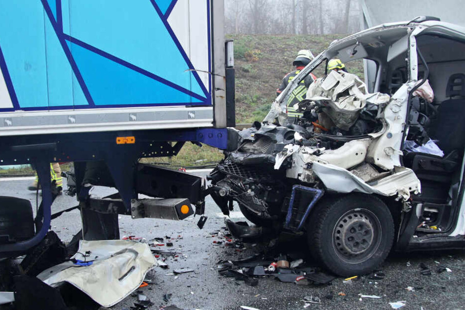 Der Fahrer des Kleintransporters wurde bei dem Unfall auf der A3 schwer verletzt.