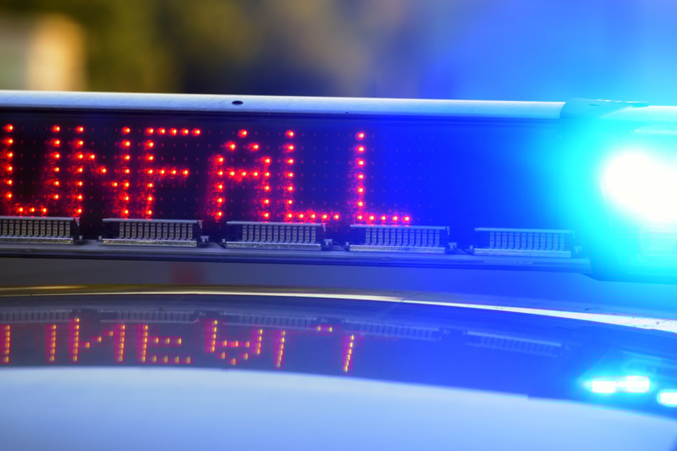Dresden: Mann mit Kind an Bord kracht mit mehr als zwei Promille in Golf und flüchtet