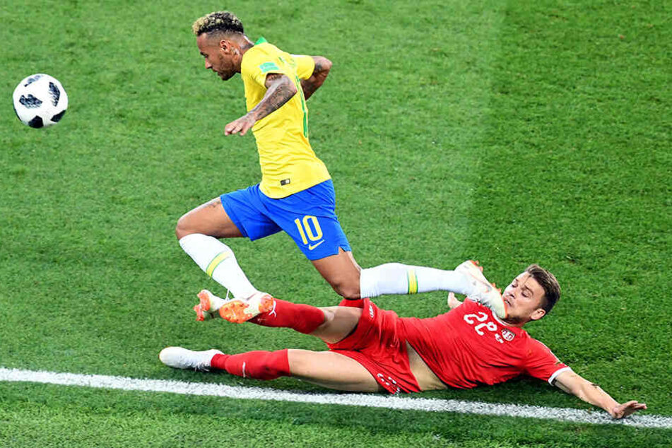 Neymar aus Brasilien (l.) kämpft mit Adem Ljajic aus Serbien um den Ball.