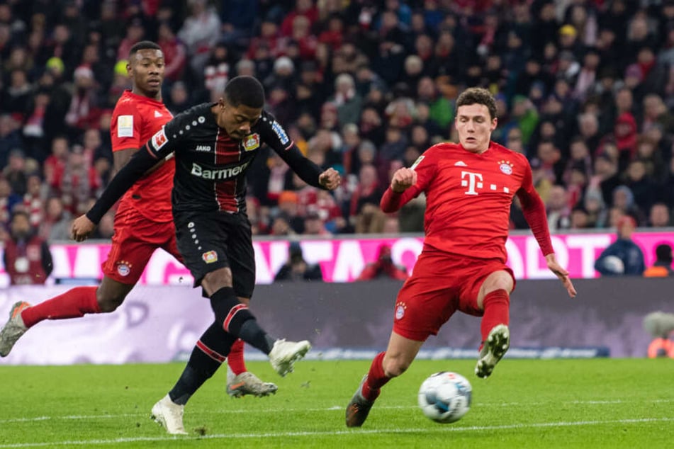 Leon Bailey (M.) trifft zum 0:1. Benjamin Pavard (r.) und David Alaba können nur noch zusehen.