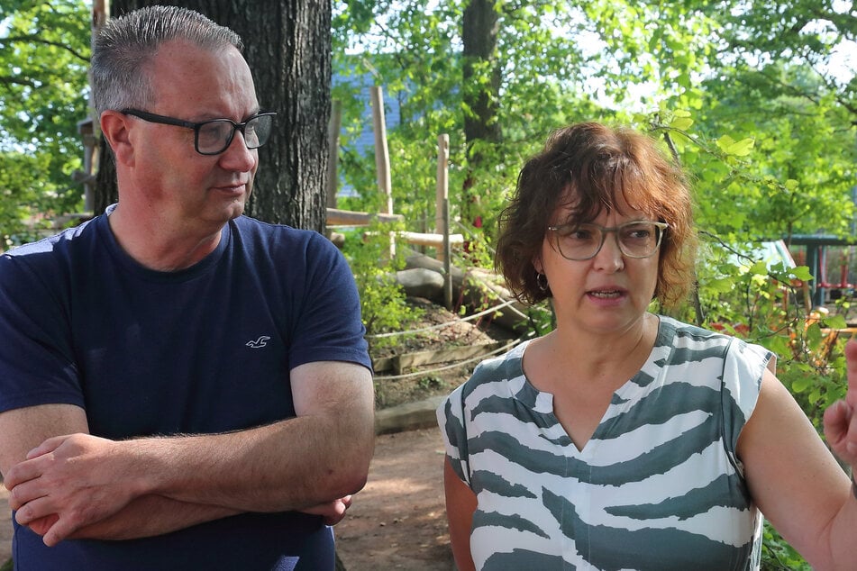 Annett Frömmel (54) erklärt Bildungsbürgermeister Jan Donhauser (57, CDU): "Es gibt auch 'giftige' Pflanzen auf dem Gelände, um den Kindern im geschützten Raum früh zu vermitteln, wo sie aufpassen müssen."