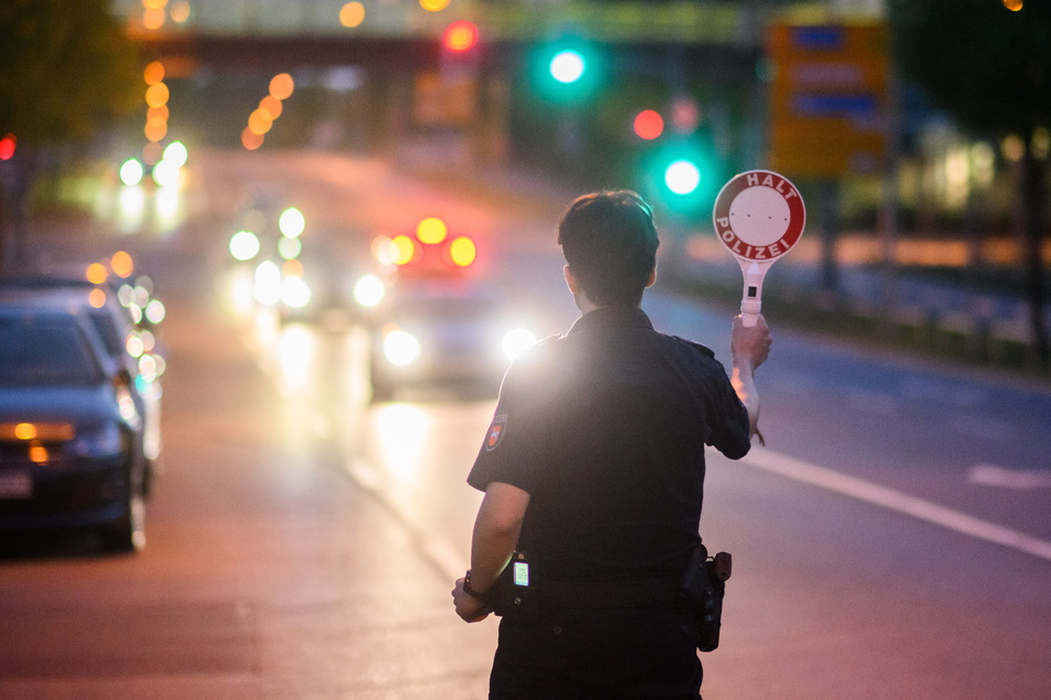 Eine Polizeistreife erwischte in der Nacht auf Mittwoch einen betrunkenen Autofahrer (40). (Symbolbild)