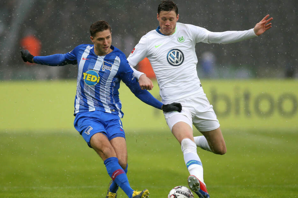 Niklas Stark und Wort Weghorst kämpfen um den Ball.