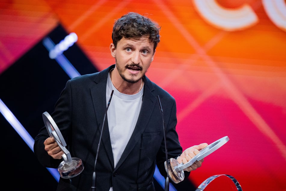 Tommi Schmitt (34) freut sich bei der Verleihung des "Deutschen Comedypreises" 2021 über die Trophäe in der Kategorie "Comedy Podcast".