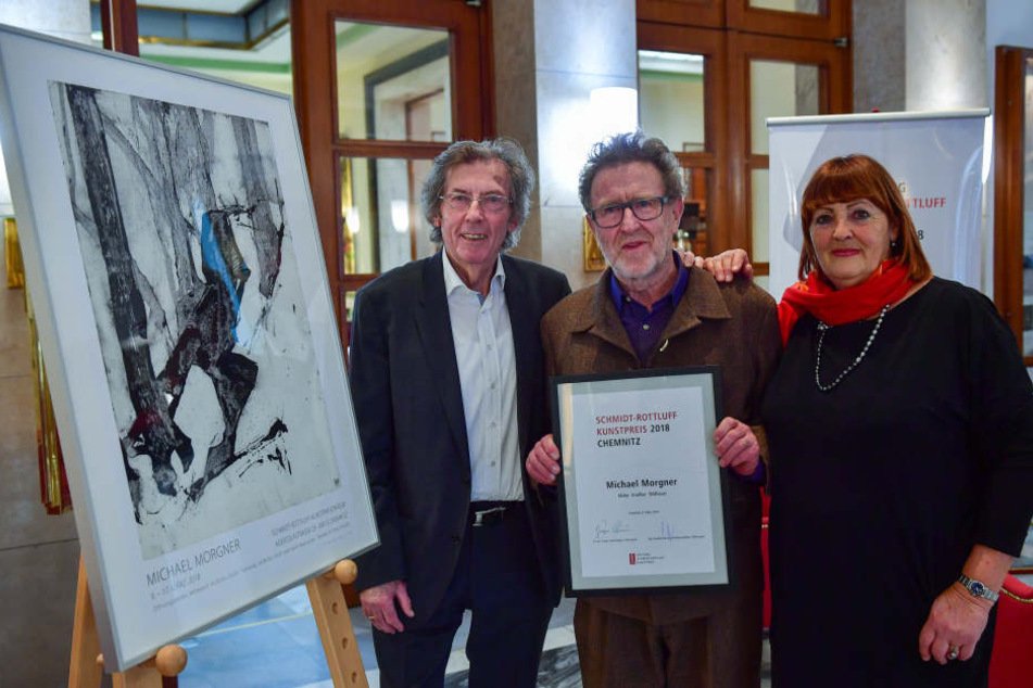 Künstler Michael Morgner (Mitte) mit Jürgen und Sonja Oehlschläger.