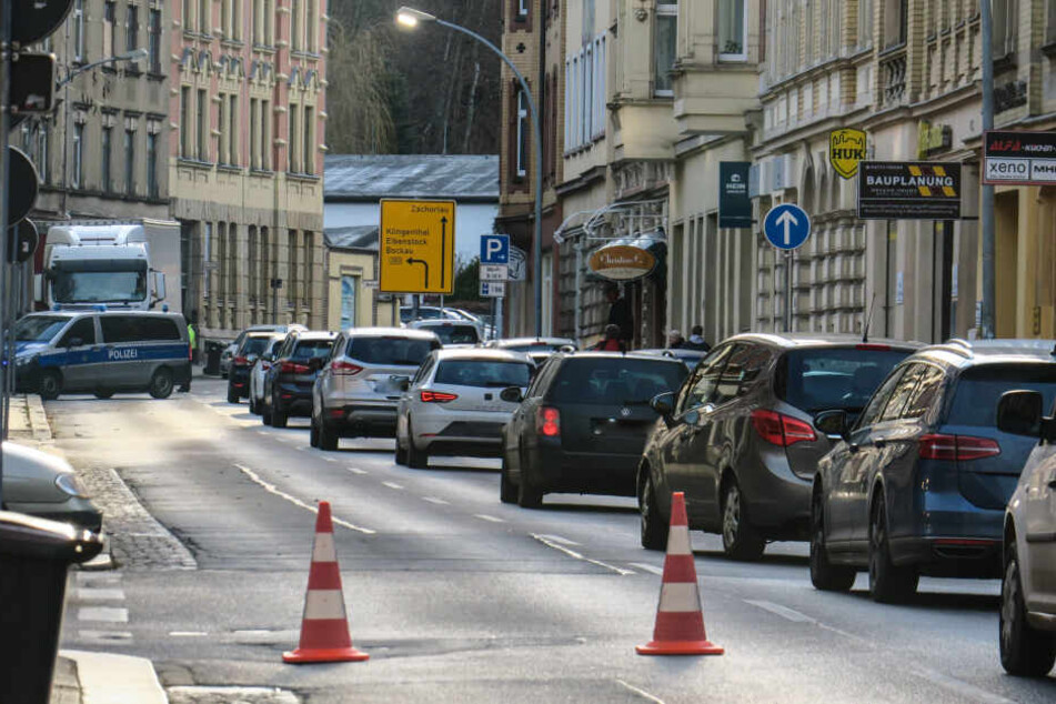 Die Wettiner Straße (B283) musste kurzzeitig voll gesperrt werden.