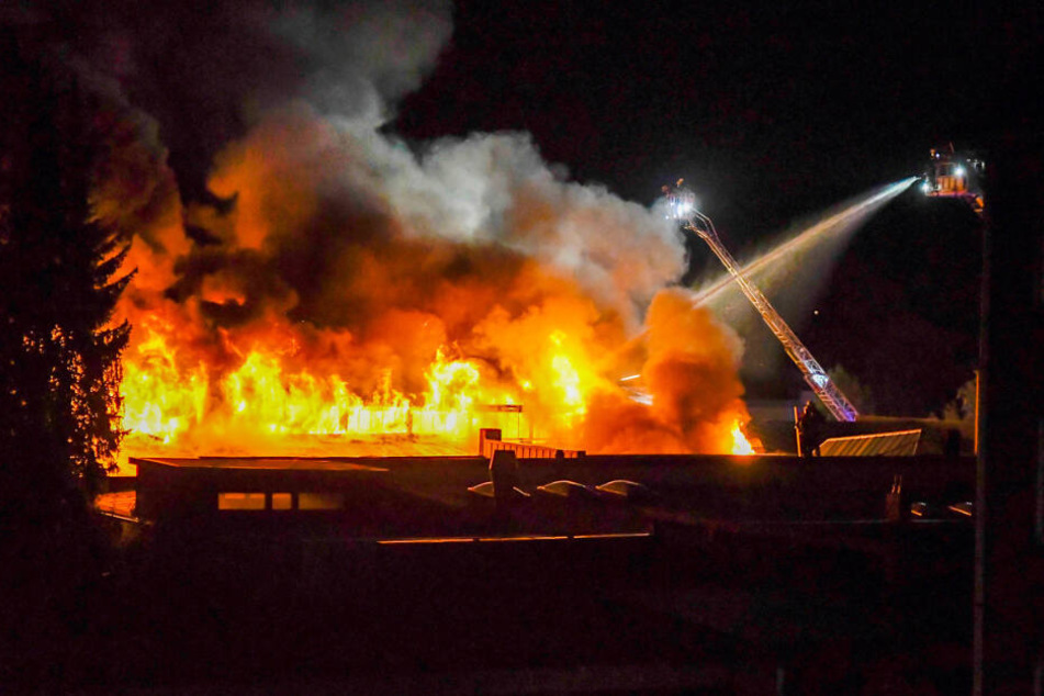 Die Feuerwehr kämpfte von mehreren Leiterwagen gegen das Feuer.
