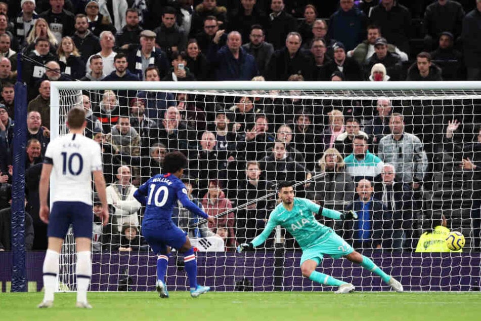 Chelsea gewann das Stadtderby bei Tottenham durch einen Doppelpack von Willian (#10) mit 2:0.