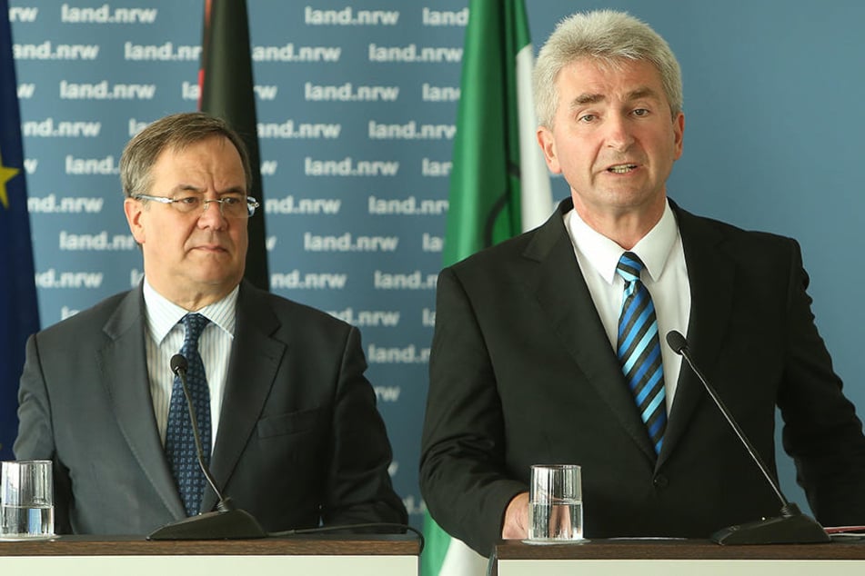 Ministerpräsident Armin Laschet (CDU, li.) und Wirtschaftsminister Andreas Pinkwart (FDP) erklären das "Entfesselungspaket".