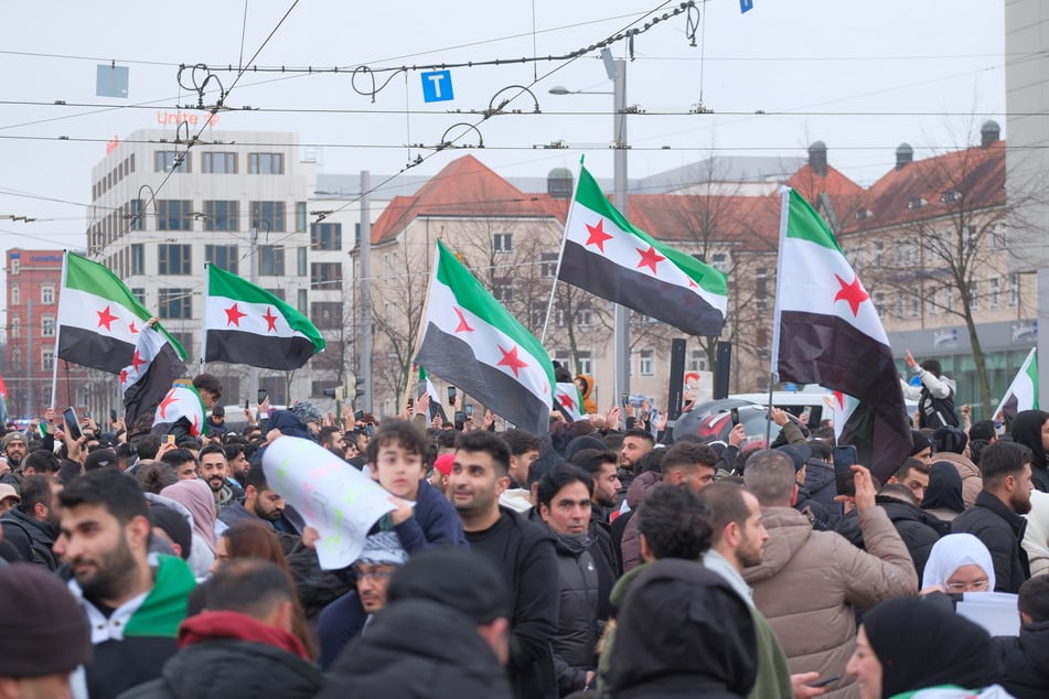 Tausende Menschen gingen am Sonntag auf die Straßen, um den Sturz des Assad-Regimes zu feiern.