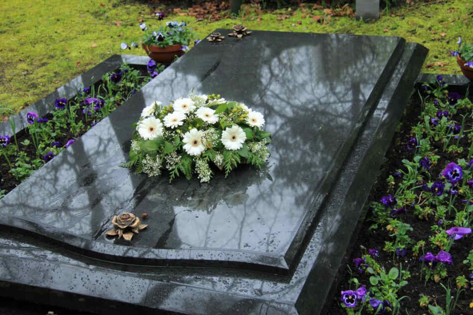 Zum Ende des Jahres wird das Grab des getöteten Tristan (†13) vom Friedhof in Frankfurt-Höchst entfernt (Symbolbild).