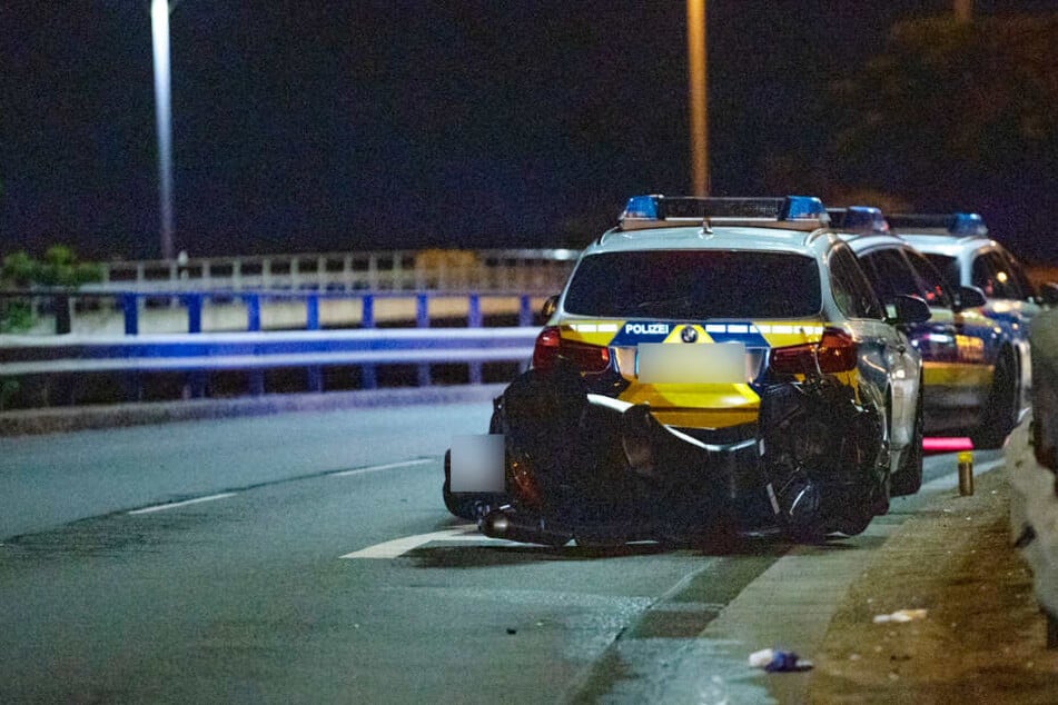 Aus noch ungeklärter Ursache kam der Motorroller nach links von der Straße ab und stürzte.