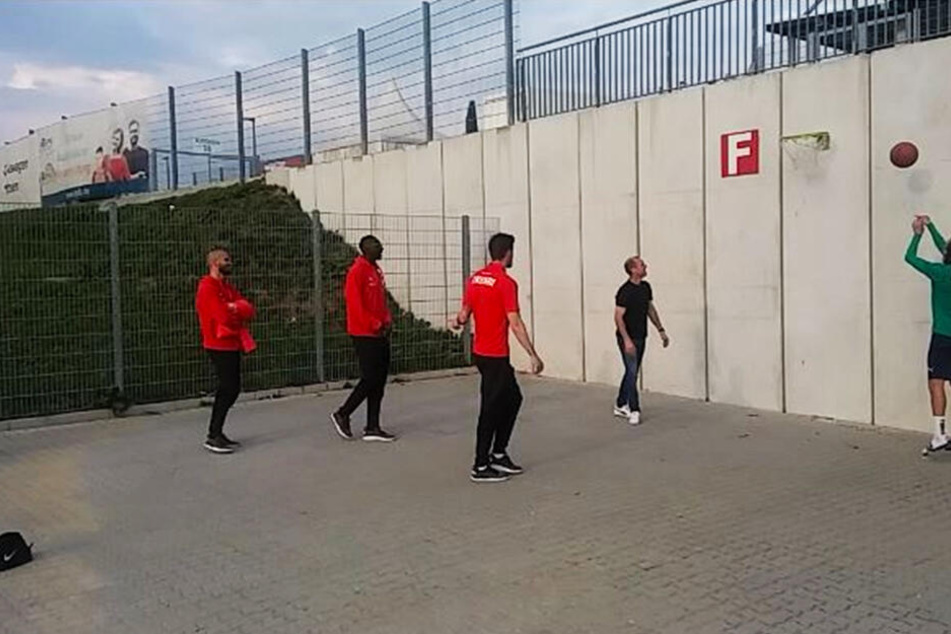Nico Antonitsch (v.l.), Tarsis Bonga, Bryan Gaul und Coach Joe Enochs staunen nicht schlecht, als Athletiktrainer Christoph Rezler den Ball gekonnt im Korb versenkt.