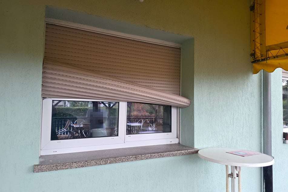 Der Täter hebelte Jalousie und Fenster auf, um ins Lokal zu gelangen.