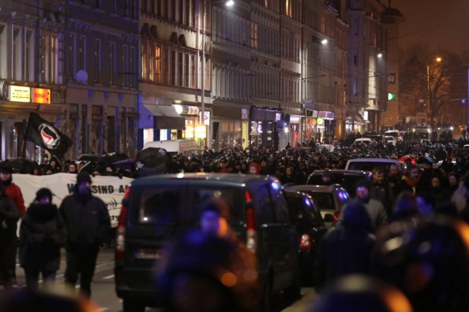Nachdem der Zug zunächst gestoppt war, zogen die Demonstranten weiter bis nach Connewitz, wo die Demo schließlich für beendet erklärt wurde.