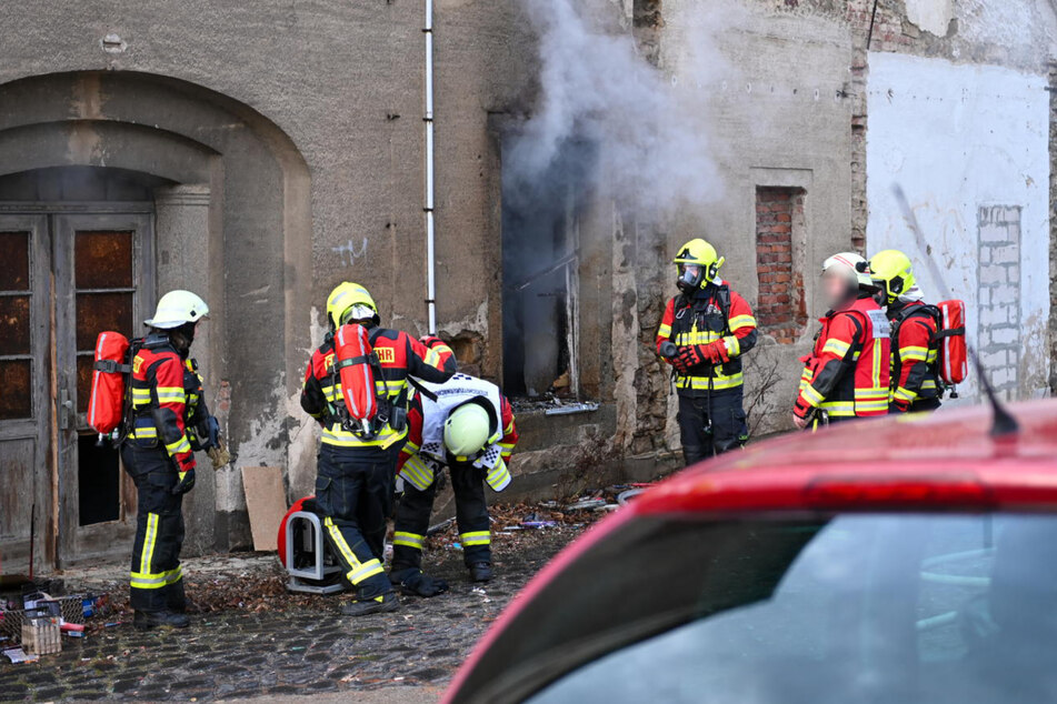 Nur mit Atemschutzmasken konnten die Feuerwehrleute ins Gebäude gehen.