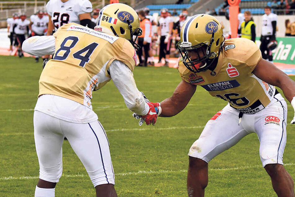 Cheikhou Sow (l.) und KeVonn Mabon feiern eine der insgesamt sieben Monarchs-Touchdowns.